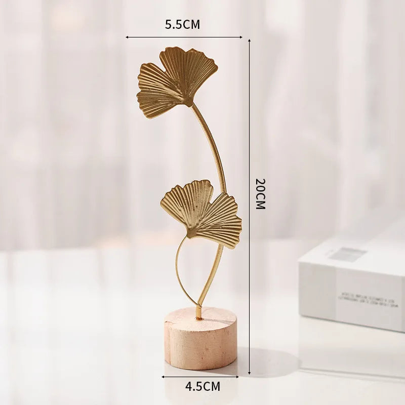 Statua Decorativa in Metallo Foglia di Ginkgo Dorata – Scultura da Tavolo