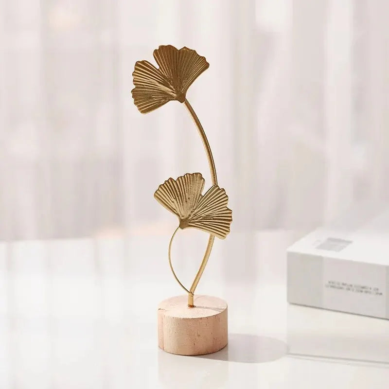 Statua Decorativa in Metallo Foglia di Ginkgo Dorata – Scultura da Tavolo