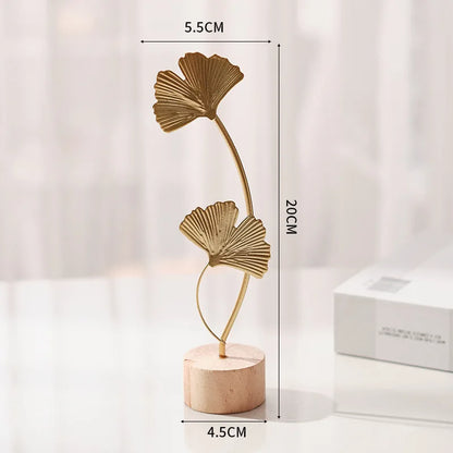Statua Decorativa in Metallo Foglia di Ginkgo Dorata – Scultura da Tavolo