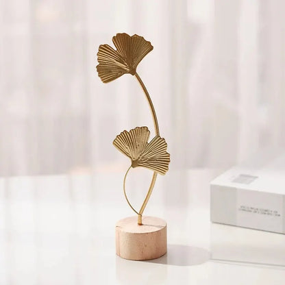 Statua Decorativa in Metallo Foglia di Ginkgo Dorata – Scultura da Tavolo